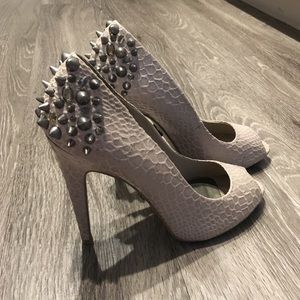 LIKE NEW W/BOX Vera Wang Alice Grey Croc Studded